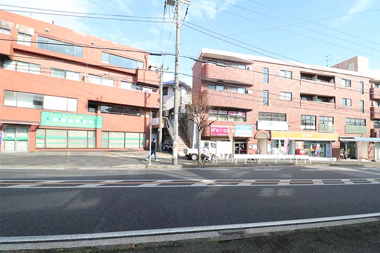 上六ツ川バス停(横浜駅東口方面行)は医院の隣の建物の前です