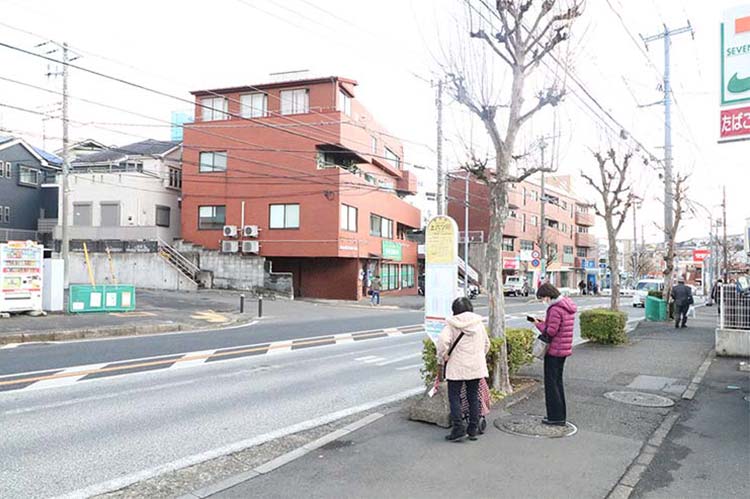 上六ツ川バス停(戸塚駅東口方面行)は道を挟んだ斜め向かいにあります